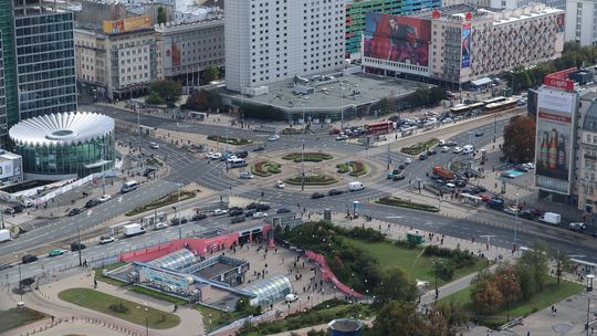 Koniec charakterystycznych niebieskich zadaszeń przy metrze Centrum. Warszawa szykuje dużą zmianę.