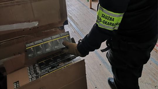 Kontrabanda za prawie 2 mln zł pod Warszawą. Właściciel schował się w kontenerze Kontrabanda za prawie 2 mln zł pod Warszawą. Właściciel schował się w kontenerze