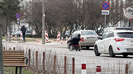 Osoba na wózku porusza się ul. Domaniewską