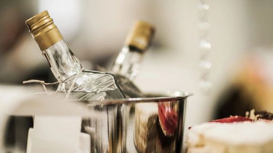 Kroplówka na kaca po weselu. Poznaj siłę dyskretnej regeneracji