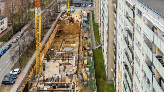 Nowy blok tuż obok starego. Odległość jest minimalna. „Będzie ciemnica”. Kto za to odpowiada?