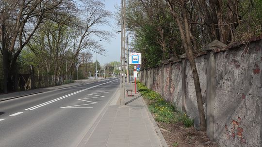 Kultowa „Ełka” wraca do centrum Warszawy. Zabytkowa wiata znów będzie służyć pasażerom.