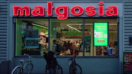 Kultowy neon wrócił na Żoliborz. „Małgosia” znów rozświetla plac Wilsona