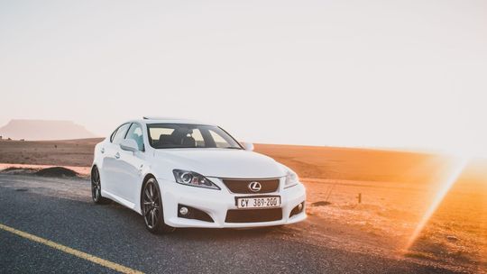 Lexus z USA – hybryda, SUV czy sedan? Jak wybrać najlepszy egzemplarz do importu