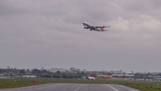 Czy ruch samolotów w Warszawie zostanie podzielony?