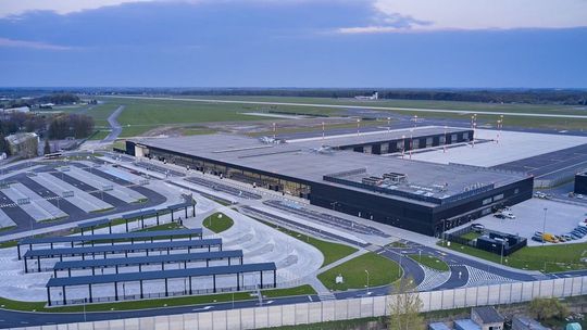 Lotnisko w Radomiu zamknięte po wypadku F-16. Loty przekierowane do Warszawy