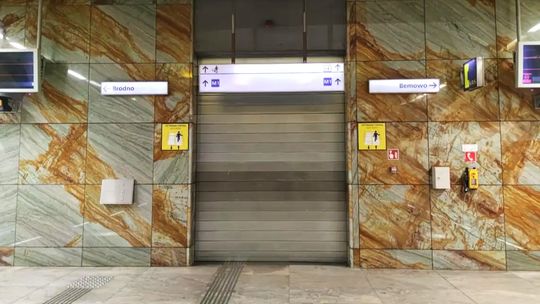 M2 wróciło na pełną trasę. Mężczyzna utknął między pociągiem a peronem