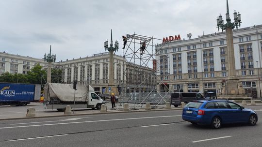 Marsz Trzaskowskiego i Nawrockiego w Warszawie. Utrudnienia w ruchu i zmiany w komunikacji
