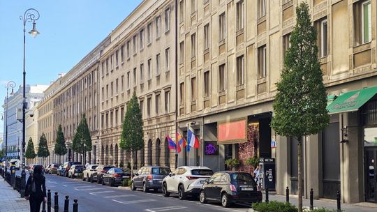 Mazowiecka po metamorfozie: nowa zieleń, dwukierunkowy ruch i udogodnienia dla pieszych i rowerzystów