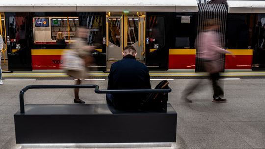 Metro nie kursuje. Zamknięte stacje na M2. Komunikat o opuszczeniu pociągu