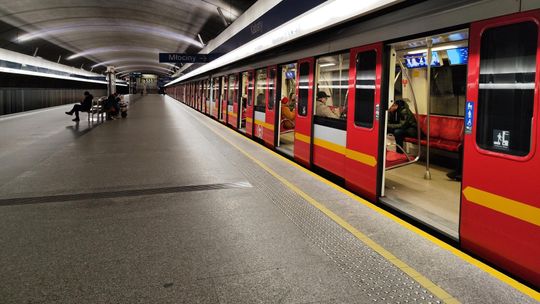 Metro nie kursuje. Zamknięto sześć stacji M1. Pasażer znalazł się na torach
