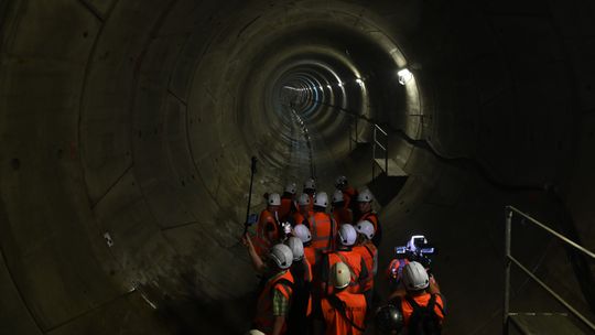 Metro pokazało tunel stacji C3 Lazurowa na Bemowie. Niedługo zaczną kłaść tory