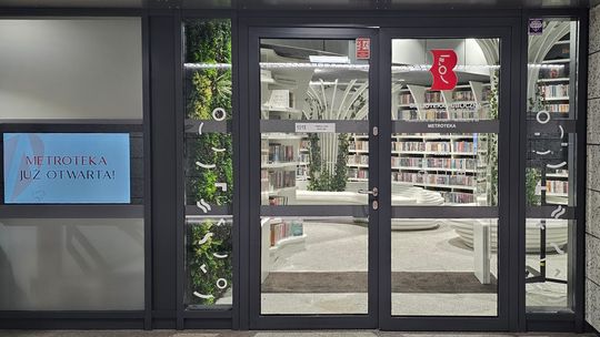 „Metroteka” kończy rok. Warszawska biblioteka w metrze przyciągnęła tysiące czytelników.