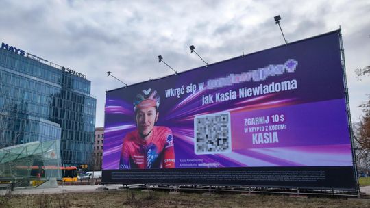 Miasto tonie w morzu reklam, często nielegalnych. „Sam Warszawy nie posprzątam”. Rozmawiamy z „Pogromcą Reklamozy”