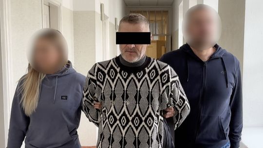 Mieli kraść samochody i wyłudzać odszkodowania. Policja zatrzymała osiem osób - w tym adwokata Mieli kraść samochody i wyłudzać odszkodowania. Policja zatrzymała osiem osób - w tym adwokata