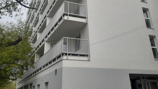Briefing prasowy przed budynkiem komunalnym na ul. Stolarskiej 6