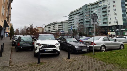 Samochody parkujące obok metra Kabaty.