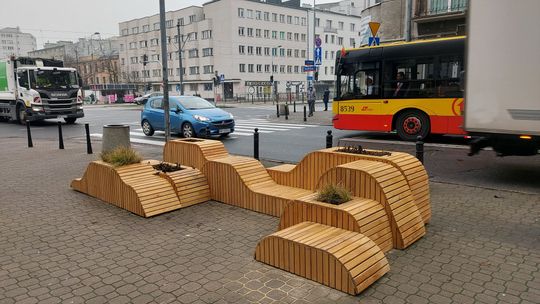 Parklet ustawiony na skrzyżowaniu Madalińskiego i Puławskiej w Warszawie.