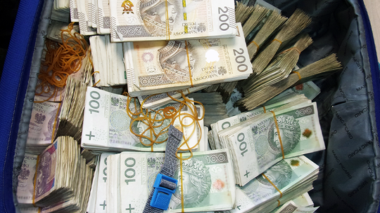 Milion złotych w walizce i setki automatów do gier. KAS rozbiła grupę przestępczą