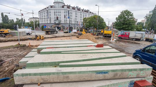 Montaż „klocków” na pl. Zawiszy opóźniony. Ulewne opady utrudniają prace remontowe