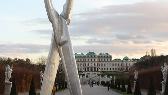 Monumentalne nożyce na Placu Centralnym. MSN pokaże „Sobowtórkę” VALIE EXPORT.