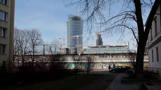 „Motion Tower” rośnie przy Towarowej. Ruszyła sprzedaż apartamentów w 125-metrowej wieży.