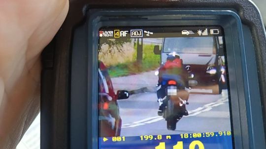Motocyklem pędził znacznie ponad 100 km/h.