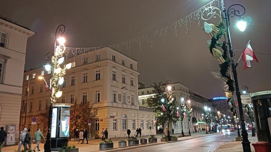 Na Krakowskim Przedmieściu pojawiają się ozdoby świąteczne. Trwa instalacja iluminacji świetlnych