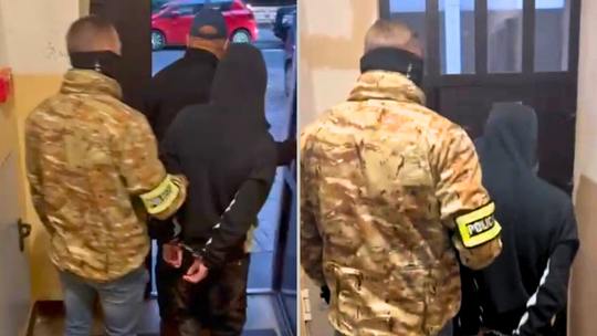 Najpierw poprosił przechodnia o pomoc. Później brutalnie na niego napadł