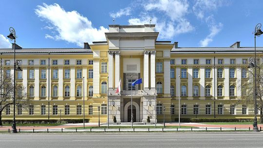 Nauczyciele protestują przed Kancelarią Premiera. Domagają się wyższych wynagrodzeń.