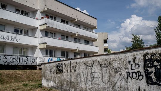 „Bijatyki, agresja, przemoc”. Hotele pracownicze w zatoce czerwonych świń spędzają mieszkańcom sen z powiek