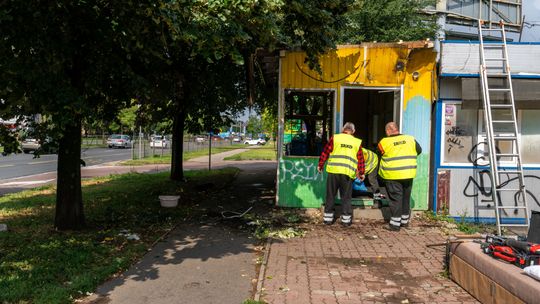 Nielegalny kiosk przy „Hali Kopińskiej” znika z miejskiej przestrzeni.