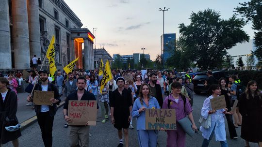 Niewyspani mieszkańcy protestują w pidżamach. „Warszawa nie śpi” przez hałas