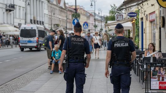 Nocne patrole w Warszawie. Ilu strażników i policjantów wyjeżdża po zmroku?