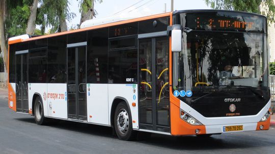 Nowe autobusy „Otokar” już na warszawskich ulicach. Początek nie obył się bez usterek.