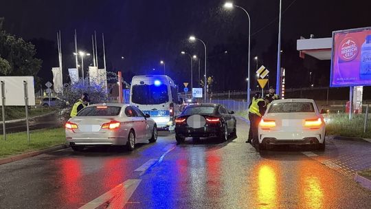 Policjanci w trakcie kontroli.