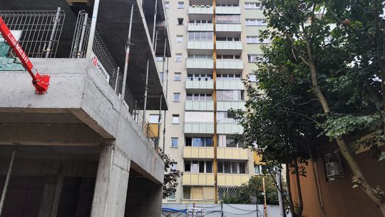 Nowy blok tuż obok starego. Odległość jest minimalna. „Będzie ciemnica”. Kto za to odpowiada?