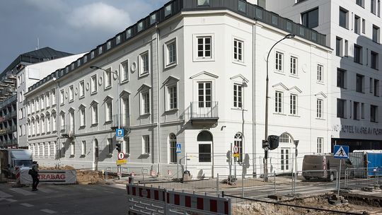 Nowy hotel w zabytkowej kamienicy na Pradze. „AC Hotel Warsaw Port Praski” coraz bliżej otwarcia.