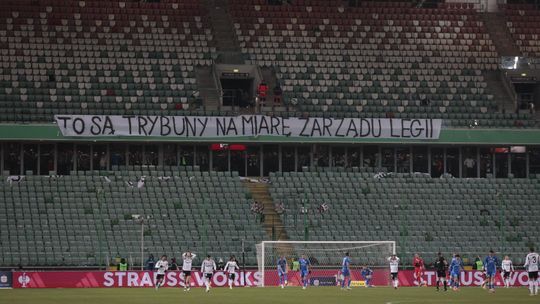 Transparent kibiców Legii na meczu pod koniec ubiegłego sezonu
