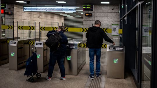 Ludzie wchodzący do metra.