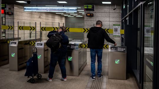 Pasażerowie wchodzący do metra.