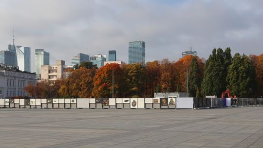 Odbudowa „Pałacu Saskiego” wchodzi w kolejny etap. Historyczna pierzeja ma wrócić na plac Piłsudskiego.