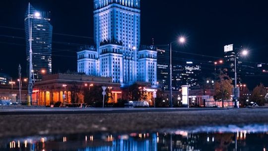 Odkryj Warszawę nocą – przewodnik po najpiękniejszych atrakcjach w okolicy apartamentów WarsView na Woli