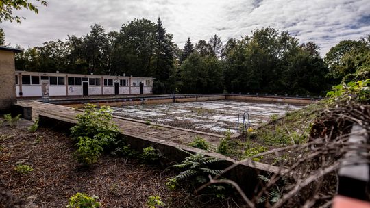 Opuszczone baseny na Ochocie odżyją? Od 20 lat popadają w ruinę, a remont może kosztować fortunę