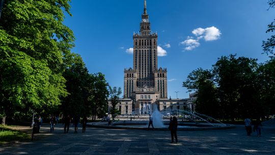 Osoby w kryzysie bezdomności gromadzą się pod Pałacem Kultury. Policja interweniowała tam ponad 700 razy