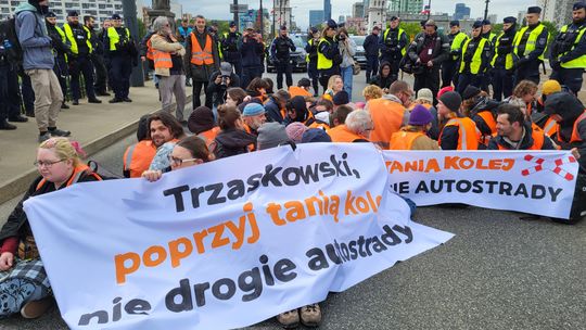 Ostatnie Pokolenie protestuje na warszawskich mostach.