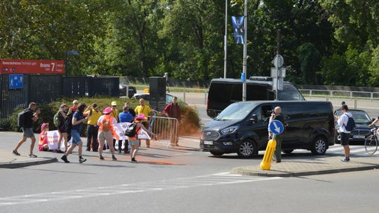 Aktywiści zablokowali wjazd amerykańskiej piosenkarce