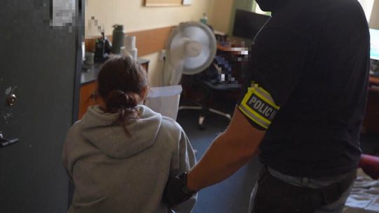 Oszustwo na 200 tys. zł. Policja zatrzymała „odbieraczkę” w Warszawie