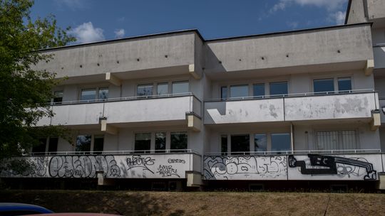 Budynek w zatoce czerwonych świń - na osiedlu w Wilanowie Wysokiem w Warszawie.