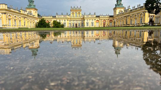 Zalany dziedziniec przy Muzeum Pałacu Króla Jana III w Wilanowie